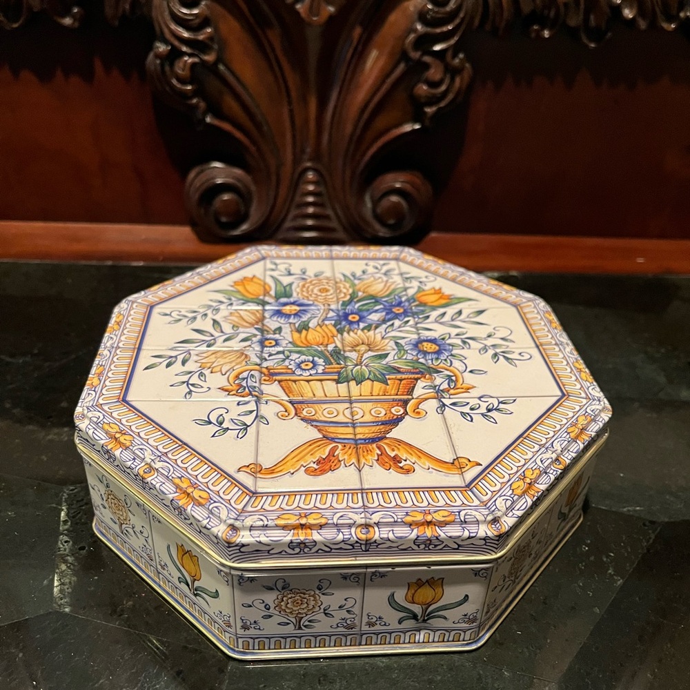 PM011326 Vintage Floral Octagonal Tin